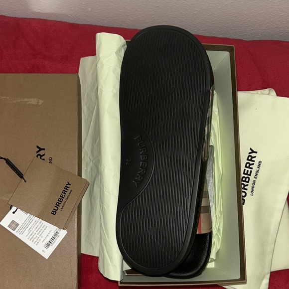 BURBERRY
Furley Vintage Check Slide Sandals - Picture 7 of 10